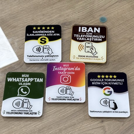 Masa üzerinde IBAN, Instagram, WhatsApp ve Google kartları
