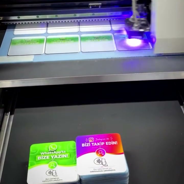 UV baskı makinesinde basılan kartlar